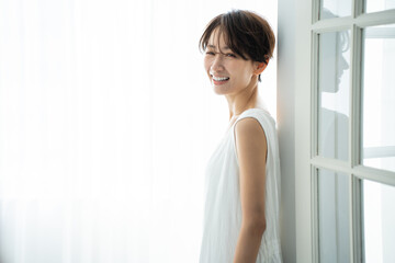 Fototapeta na wymiar 白いワンピースを着た日本人女性