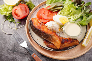 Grilled salmon and vegetable salad, a healthy menu.