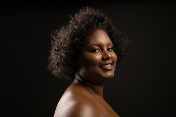 portrait beautiful curvy african girl with makeup with happy gesture