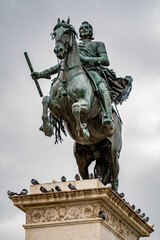 Estatua en el Palacio Real de un caballero a caballo
