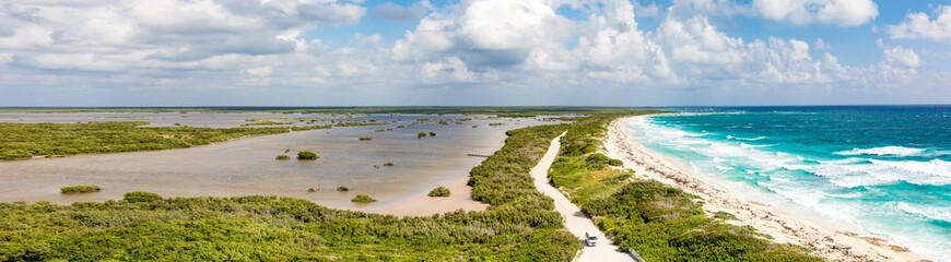 Panorama-Ansicht vom Leuchtturm Faro Celerain auf die Mangroven und die Küstenlandschaft Punta Sur im Nationalpark Eco Beach Park auf der karibischen Insel Cozumel, Kreuzfahrt in Mexiko.