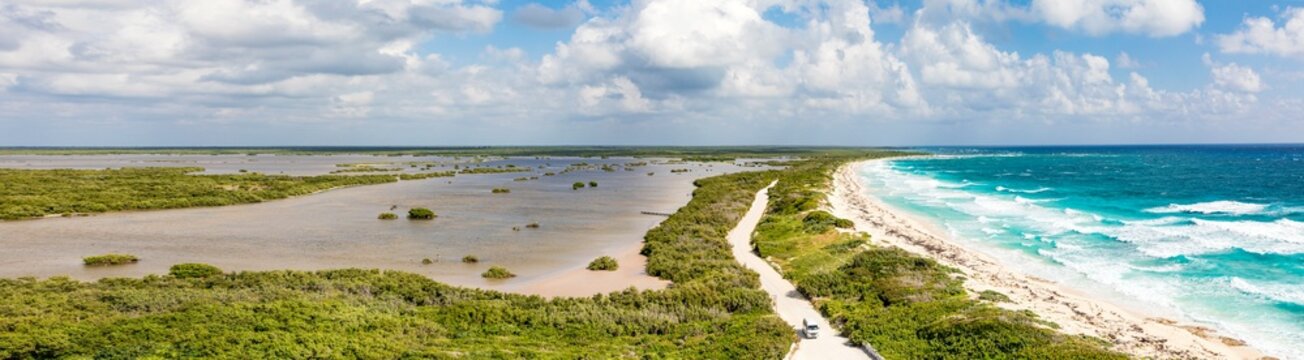 Panorama-Ansicht vom Leuchtturm Faro Celerain auf die Mangroven und die K&uuml;stenlandschaft Punta Sur im Nationalpark Eco Beach Park auf der karibischen Insel Cozumel, Kreuzfahrt in Mexiko.