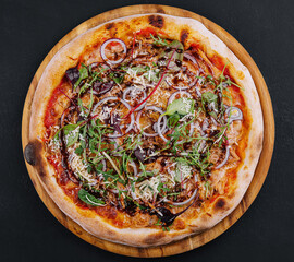 Pizza with arugula and tuna with red onions