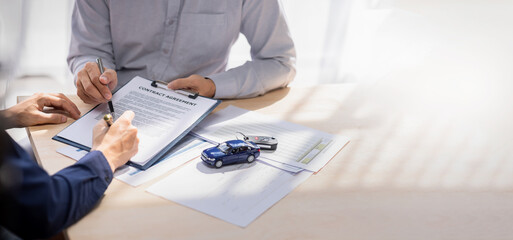 Car Insurance document or lease concept the car broker assisting his customer and explaining the detail of the car contact. Car key Buying or selling contract agreement signing . - obrazy, fototapety, plakaty