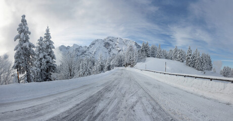 Fototapeta na wymiar mountain pass street in the winter, with lot of snow 