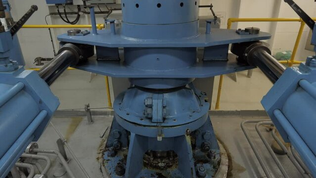 Hydraulic steering gear of ship rolling in storm