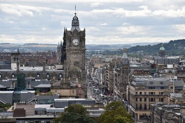 Obraz premium Aerial view of Edinburgh city centre with buildings and landmarks. 