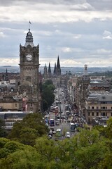 Naklejka premium Aerial view of Edinburgh city centre with buildings and landmarks. 