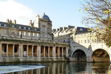 Fototapeta na wymiar Pulteney bridge and Georgian architecture in Bath, England