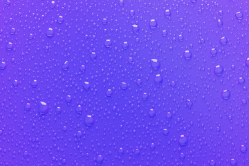 青背景の水滴の3Dイラスト