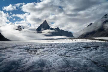 Tupermit Glacier in Akshayuk Pass. Auyuittuq National Park, Baffin Island, Canada. - 567766922