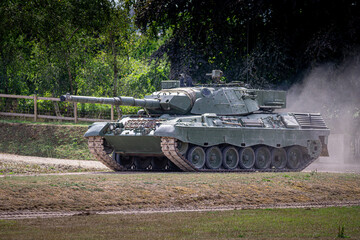 Leopard 1 in Aktion - obrazy, fototapety, plakaty