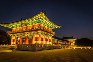 Fototapeta premium Woljeong Bridge à Gyeongju en Corée du Sud pendant la nuit