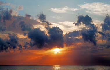 Sonnenuntergang am Meer mit Wolken