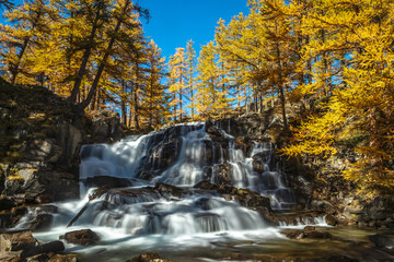 Cascade de Fontcouverte , Paysage de la vallée de la Clarée à l' automne , Hautes-Alpes , France 