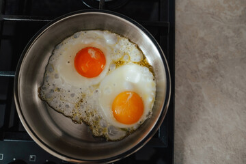 fry scrambled eggs in a steel pan