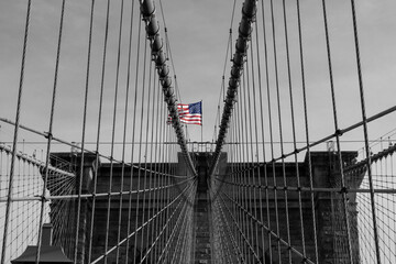 Obraz premium Brooklyn Bridge New York black and white wallpaper background with USA flag