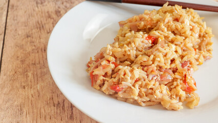  riz sauté, en gros plan, dans une assiette