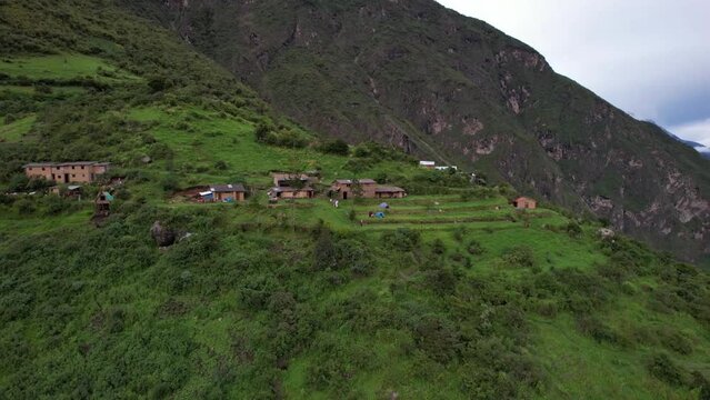Pueblo peque&ntilde;o r&uacute;stico en las monta&ntilde;as de Choquequirao Cusco Per&uacute;