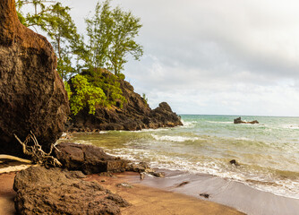 Obraz premium Koki Beach and The Cinder Cone Called Ka iwi o Pele , Koki Beach Park, Hana, Maui, Hawaii, USA