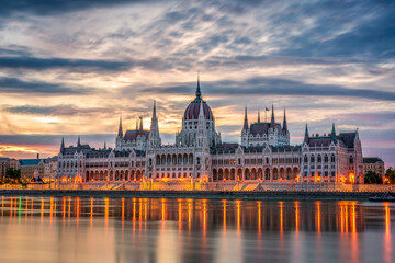 Fototapeta na wymiar Budapest Parliament at sunrise