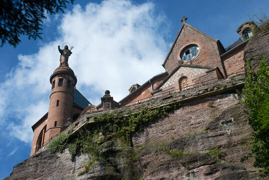 Mont-Sainte-Odile in Obernai. Blick von au&szlig;en auf die Kirche des Klosters Hohenberg, Elsass
