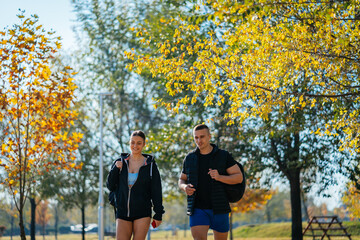 Obraz premium Fitness couple having a conversation