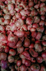 red onions on the market