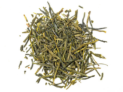 Petit tas de feuilles de thé vert Sencha originaire du Japon sur fond blanc - texture vu du dessus en haute définition - macro photographie