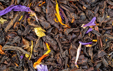 Feuilles de thé noir avec des pétales de fleurs séchées - texture vu du dessus en haute définition - macro photographie