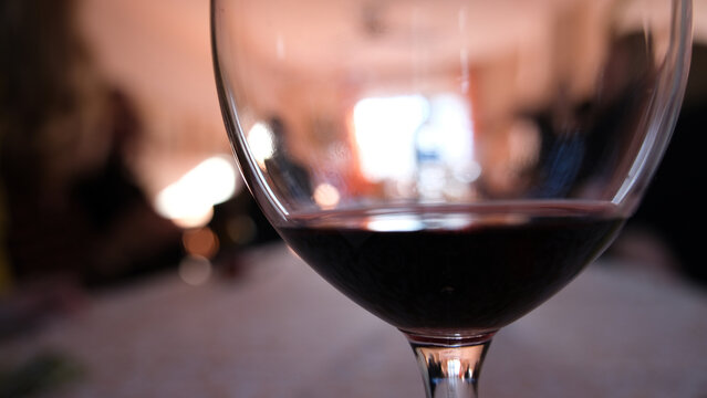 primer plano de una copa de vino con desendoque en el fondo de la imagen