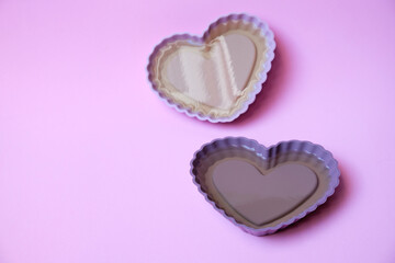 Gelatinas en forma de corazón aisladas sobre fondo rosa