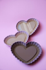 Gelatinas en forma de corazón aisladas sobre fondo rosa