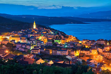 Kroatische Stadt am Mittelmeer zur Blauen Stunde