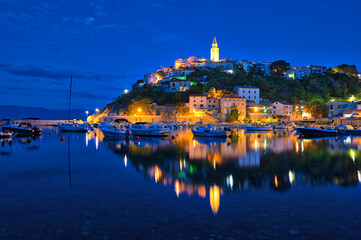 Kroatische Stadt am Mittelmeer zur Blauen Stunde