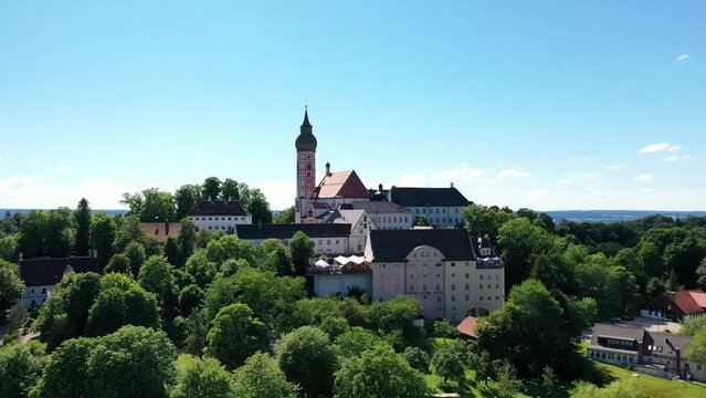 Drohnenvideo vom Kloster Andechs mit Blick auf den Ammersee im Hintergrund. Andechs, Starnberg, Oberbayern, Bayern, Deutschland.