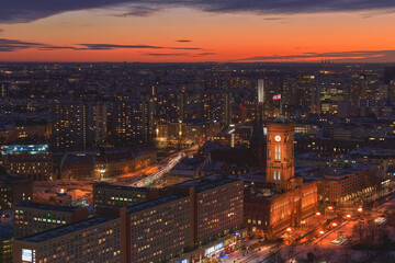 Fototapeta na wymiar Beleuchtete Gebäude in Berlin nach Sonnenuntergang