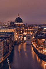Der Berliner Dom beleuchtet bei Nacht mit der Spree und anderen beleuchteten Gebäuden © Philip