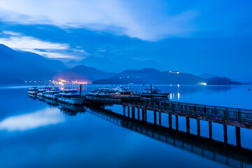 Obraz premium Sunrise view of yacht Marina in Sun Moon Lake, Nantou, Taiwan. it's a famous attraction in Taiwan.