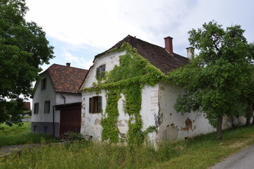 Verfallene Häuser am Land