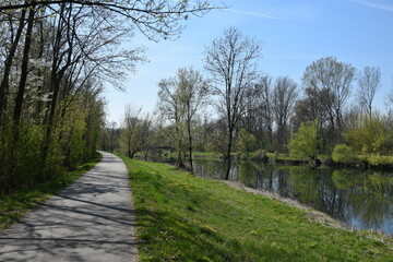 Fototapeta na wymiar Radweg am Fluss