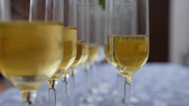 varias copas de champan cogiendolas una persona con su mano para cualquier fiesta o celebracion