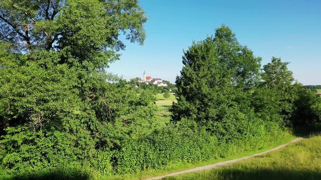Drohnenvideo vom Kloster Andechs mit Blick auf den Ammersee im Hintergrund. Andechs, Starnberg, Oberbayern, Bayern, Deutschland.