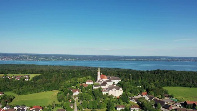 Drohnenvideo vom Kloster Andechs mit Blick auf den Ammersee im Hintergrund. Andechs, Starnberg, Oberbayern, Bayern, Deutschland.
