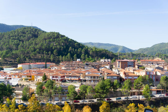 Area of single-family houses in the town of Suria in front of the Cardener river