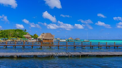 Palapa sobre la laguna azul de Bacarlar con nuves al fondo