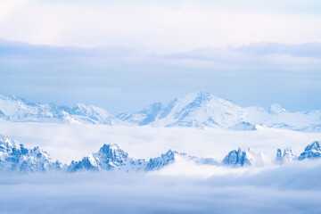 Fototapeta na wymiar Schneebedeckte Gipfelkette über Wolkenmeer