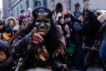 Plakat Procession of the Krampus Bavarian tradition in Germany. Costume parade fashing procession. Scary demon make-up with horns for halloween. Zombie parade. Terrible scary masks. Folk German folklore