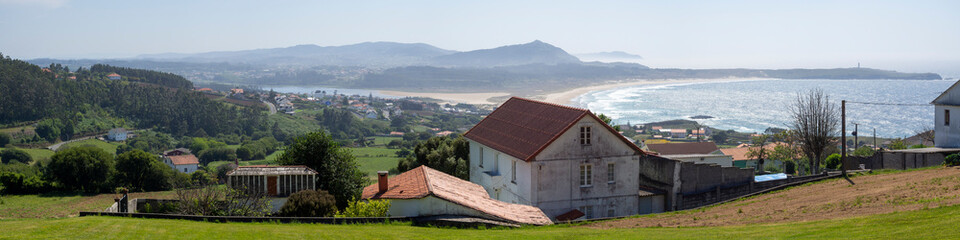 Paisaje panorámico del Miradoiro do Paraño en Valdoviño, con casas, la costa y el mar y...