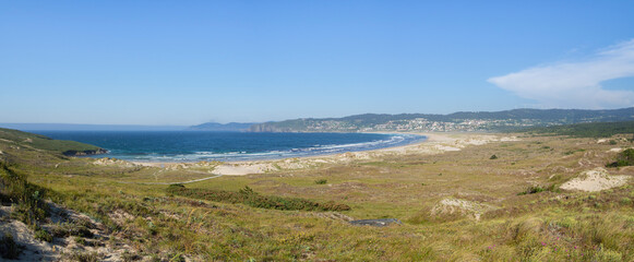 Panorámica del paisaje de la playa A Frouxeira en Cedeira con gran espacio verde , agua y cielo azul Galicia
